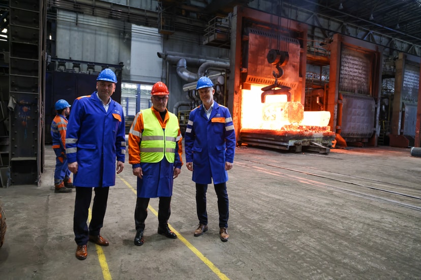 Minister Han optimističen ob obisku v SIJ Metalu Ravne